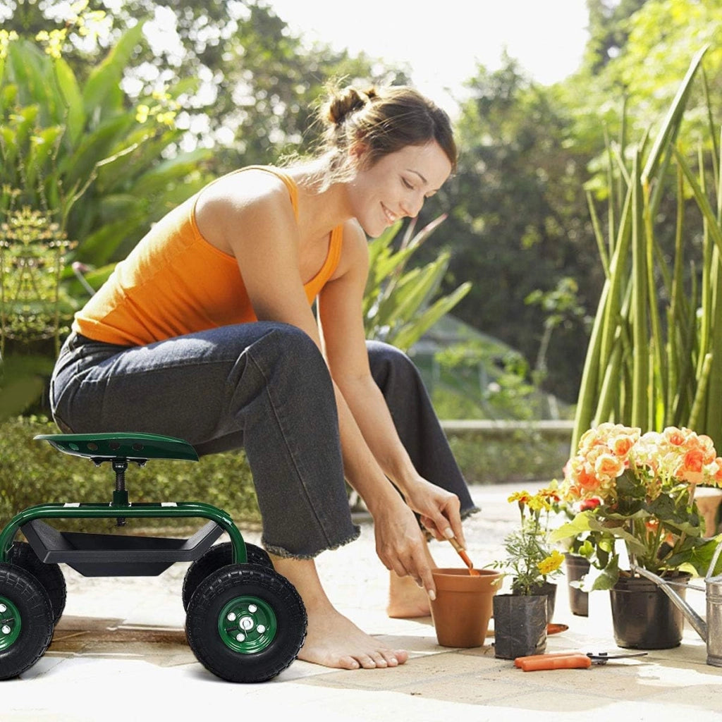 Sgabello per Giardinaggio con Ruote, Sedile da Giardino Regolabile in Altezza con Manico Estensibile, Cesto Portaoggetti, 2 Vassoi e 4 Ruote in Gomma (96,5 x 47,5 x 47-55 cm)