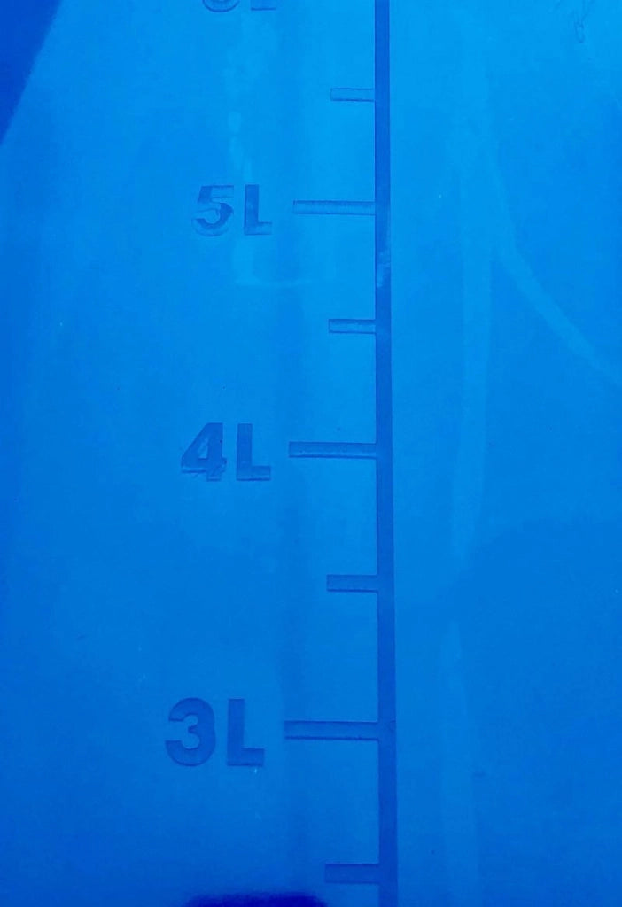 Abbeveratoio Sifone 5 Litri: Design Antialga UV per Avicoli, Facile Riempimento e Trasporto