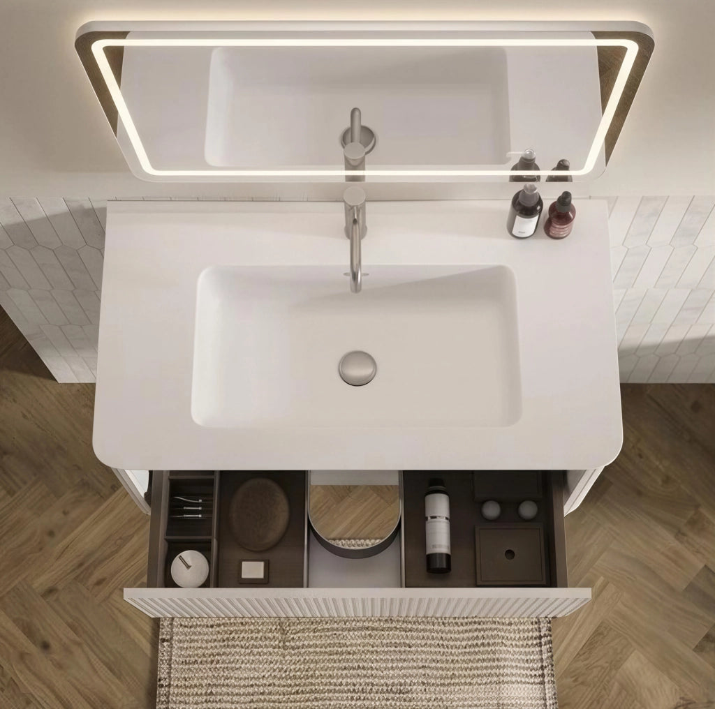 Set mobili da bagno sospesi con lavabo in pietra acrilica, mobile laterale e specchio LED 80 cm, bianco con dettagli a scanalature verticali