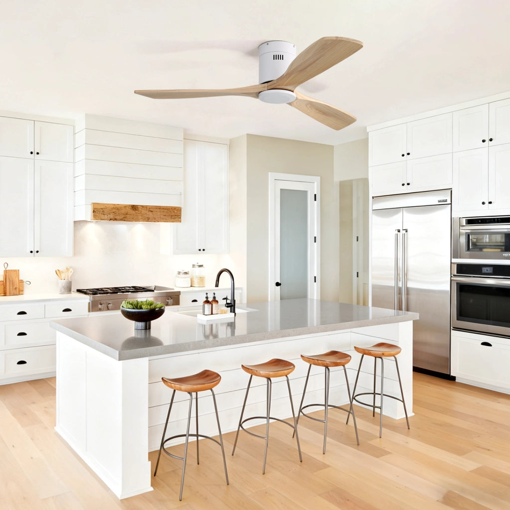Ventilatore da soffitto bianco con 3 pale in legno, motore DC reversibile e telecomando