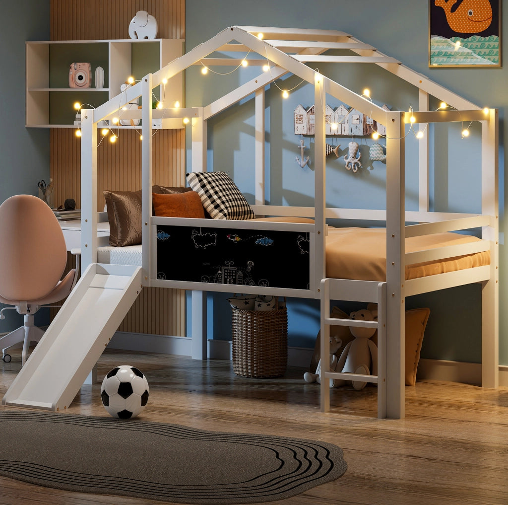 Letto a soppalco per bambini 90 x 200 cm in legno massiccio con scivolo, scaletta e lavagna, design a casetta, colore bianco