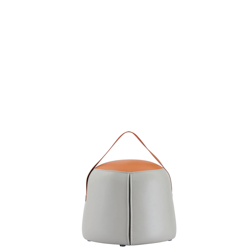 Pouf moderno imbottito con rivestimento in ecopelle grigio e arancione con maniglia in ecopelle marrone