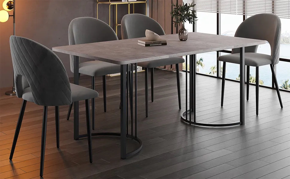 Set tavolo da pranzo 140x80 cm con 4 sedie, piano MDF grigio, gambe nere. Sedie in velluto grigio con motivo a diamante e gambe regolabili
