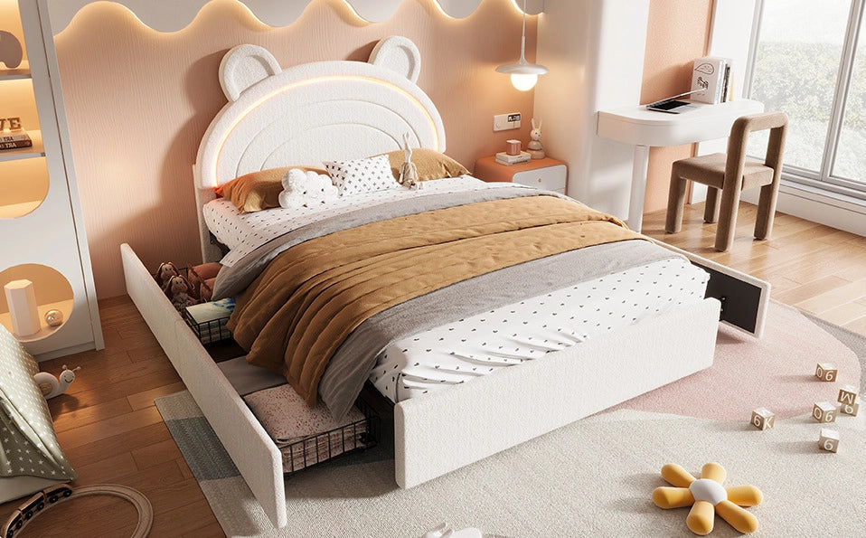 Letto imbottito per bambini 140x200 cm beige con testiera a forma di orso, 4 cassetti laterali e illuminazione LED controllata via app