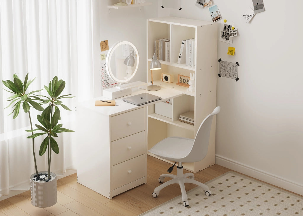 Scrivania angolare con libreria a quattro ripiani e tre cassetti in legno bianco per studio e home office 117 × 63 × 135 cm