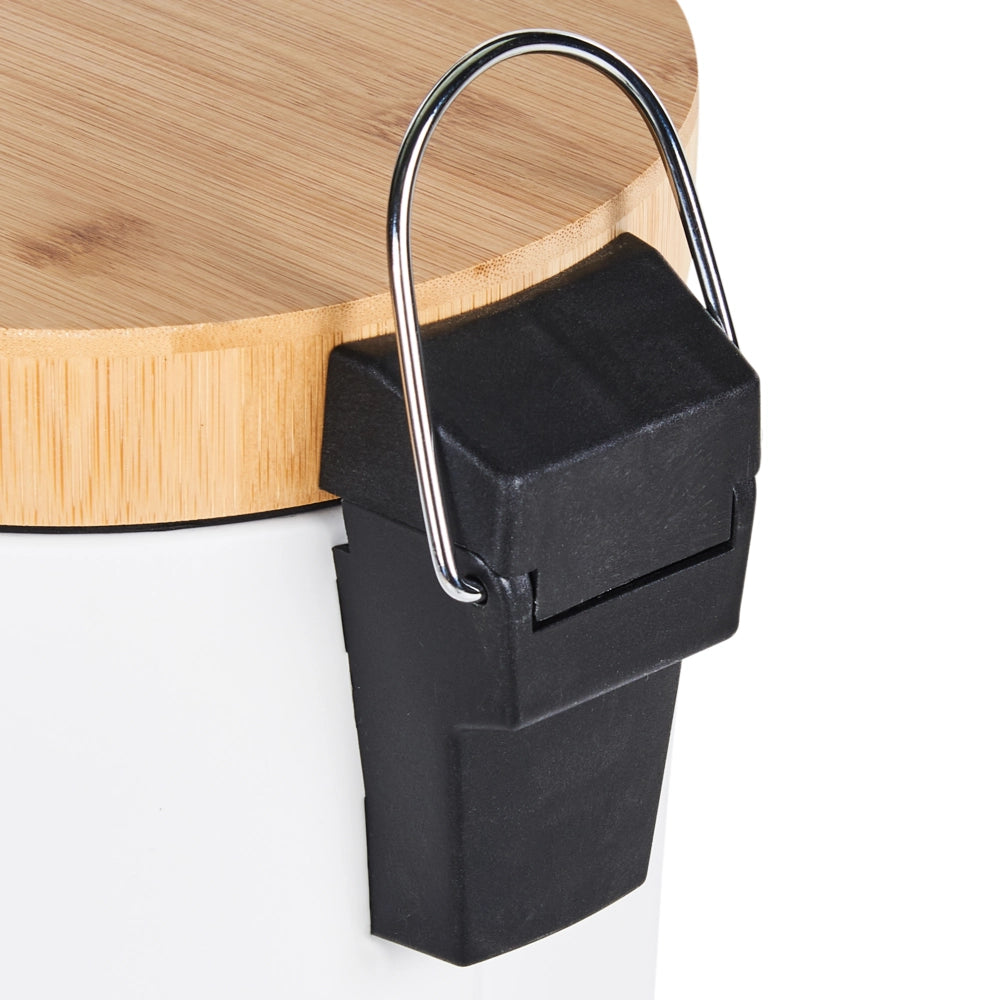 Set moderno di 2 cestini per rifiuti con pedale e coperchio per la cucina Ferro riciclabile verniciato a polvere Legno di bambù Materiale sintetico a prova di impronte digitali bianco