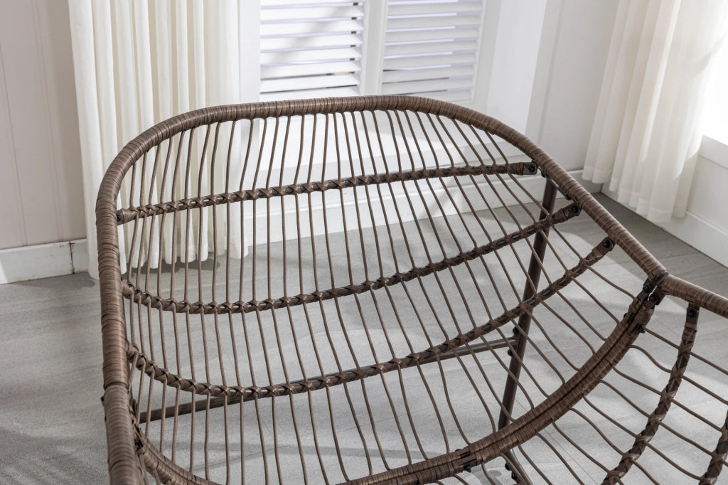 Poltrona a dondolo da esterno in rattan sintetico con cuscino imbottito, dimensioni 78x106x90 cm, colore bianco