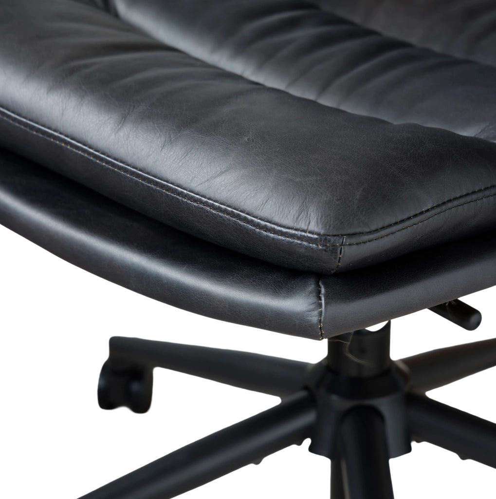 Sedia da ufficio ergonomica in pelle nera con braccioli e ruote