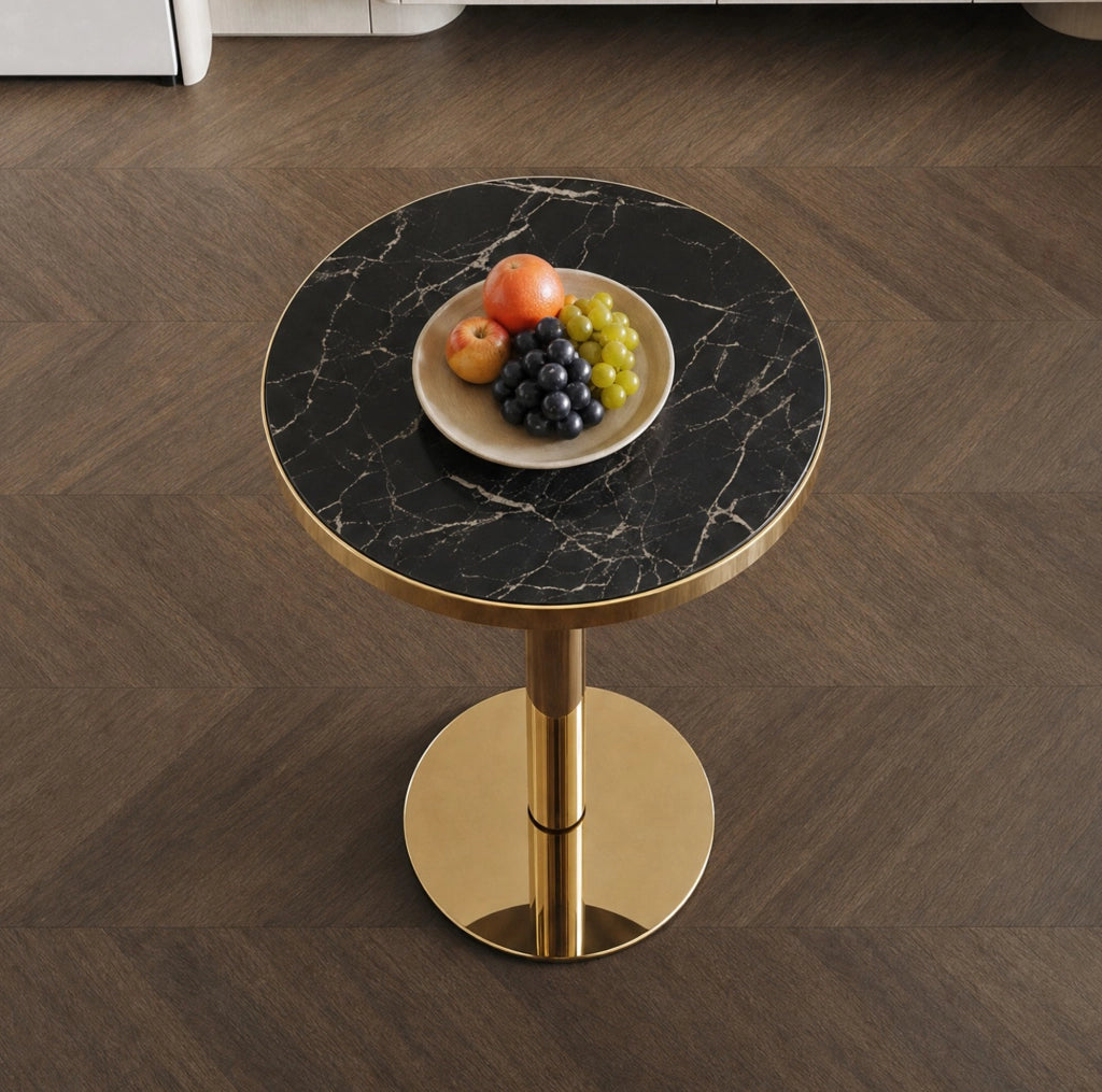 Tavolino rotondo moderno con piano effetto marmo e struttura in acciaio inox dorato per il soggiorno