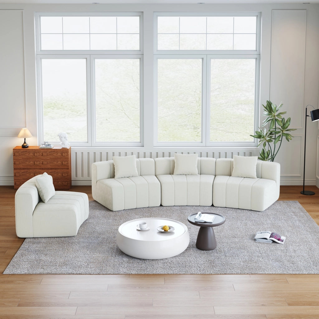 Divano modulare curvo a quattro posti in ciniglia beige con due cuscini per comfort e relax