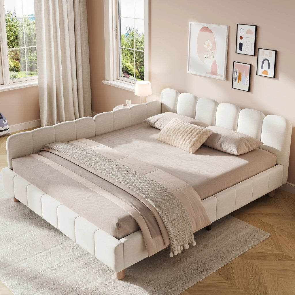 Letto per bambini in velluto beige con testiera inclinata; braccioli riposizionabili e tasche integrate