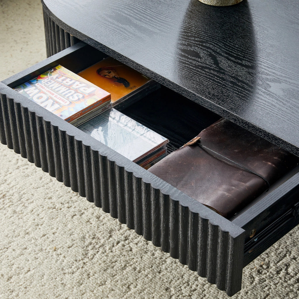 Tavolino basso fisso ovale con cassetto estraibile; rivestimento scanalato effetto legno nero in MDF per soggiorno