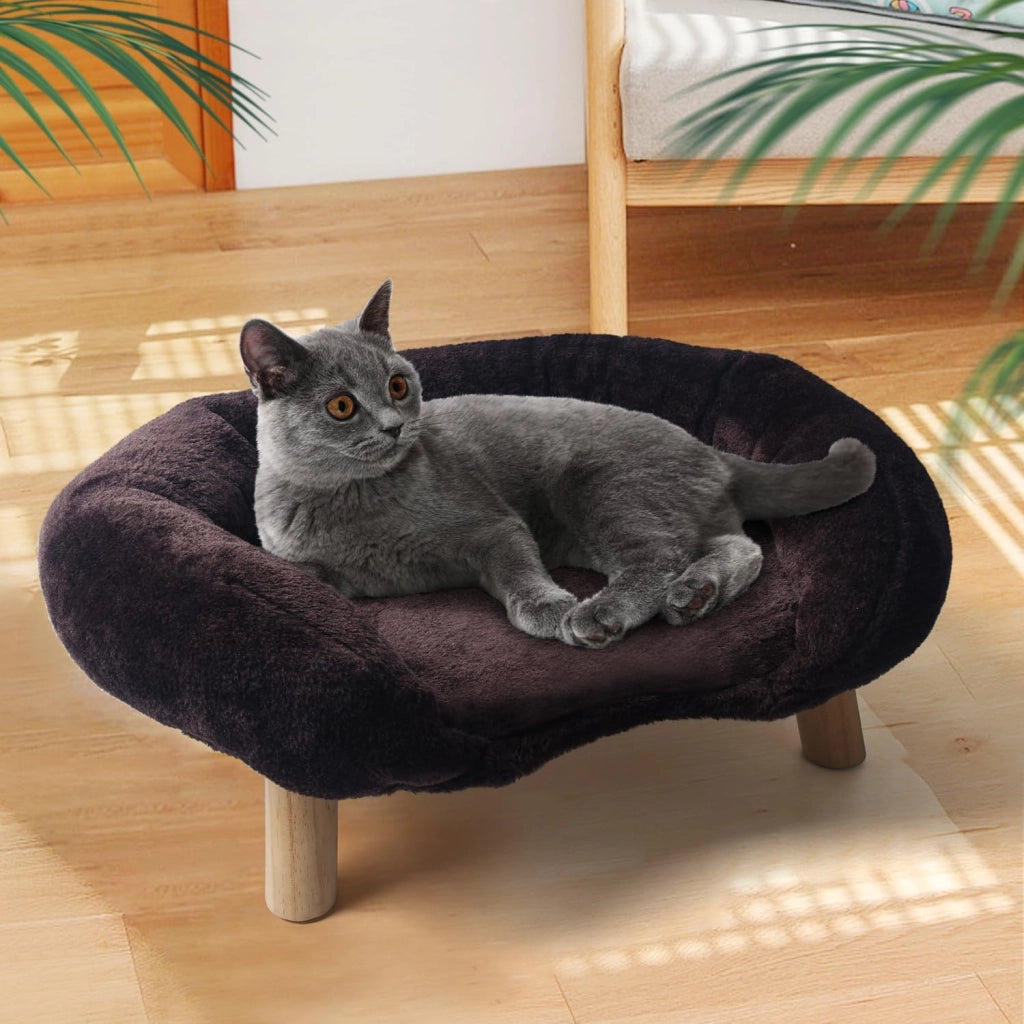 Divanetto per gatti in poliestere marrone con bordo rialzato; base antiscivolo e struttura silenziosa
