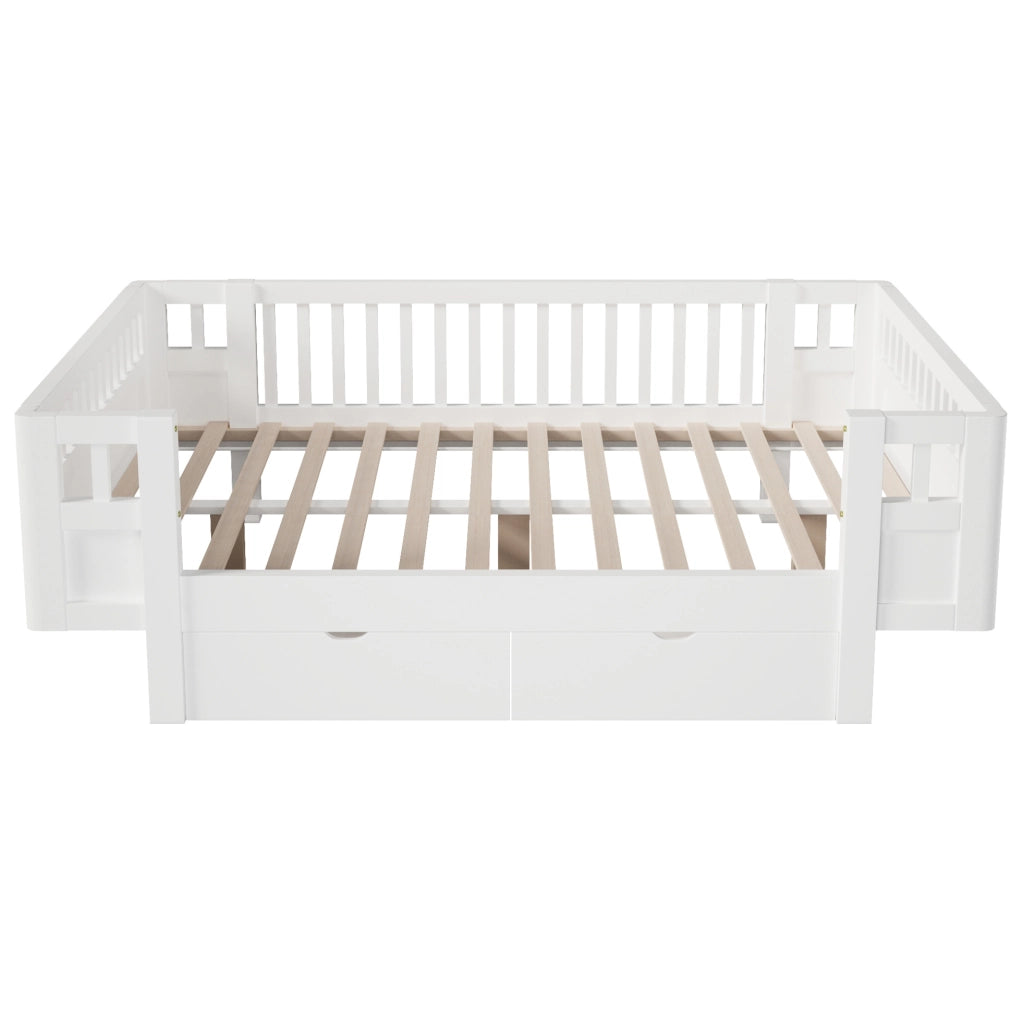 Letto piattaforma 140x200 cm bianco con sponda alta di protezione e due ampi cassetti
