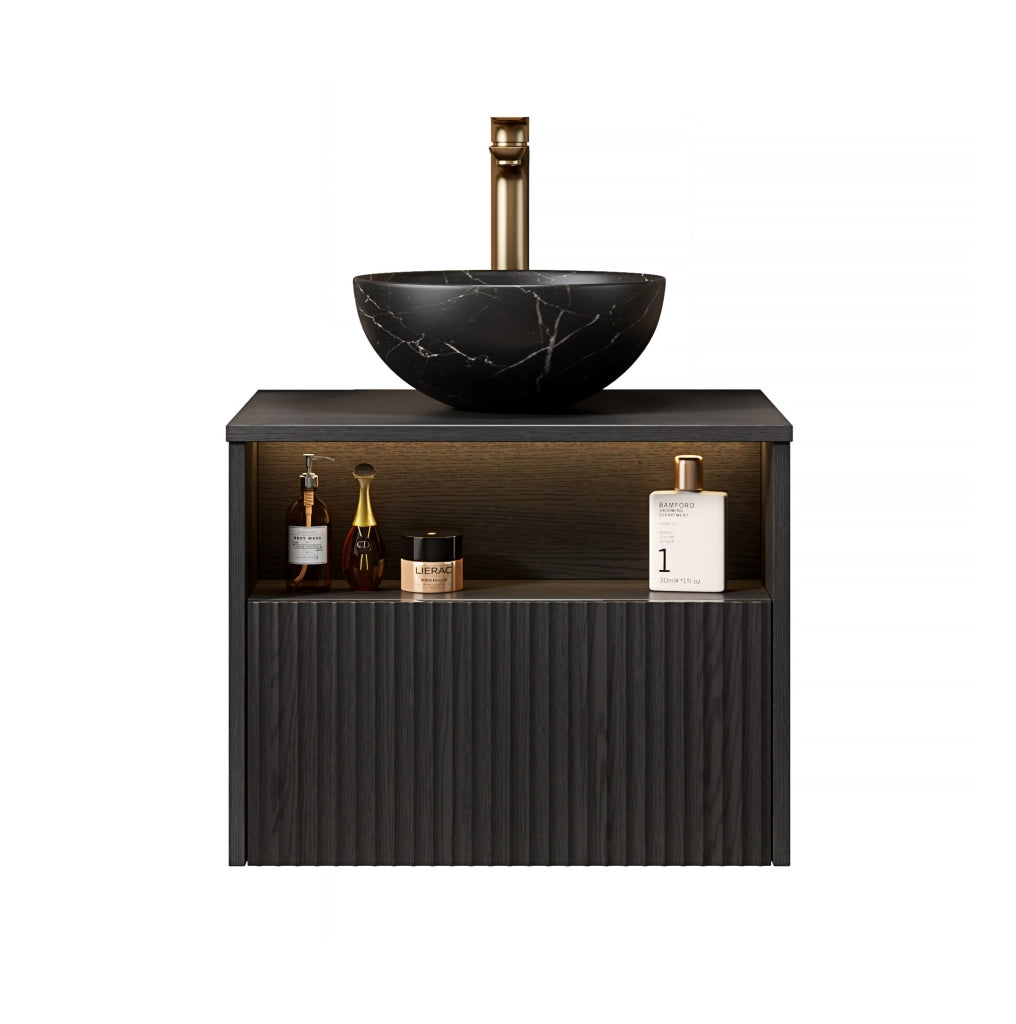 Mobile bagno sospeso 60 cm con lavabo in ceramica nera effetto pietra, armadietto in compensato rigato con cassetto e mensola, illuminazione sensorizzata, colore nero