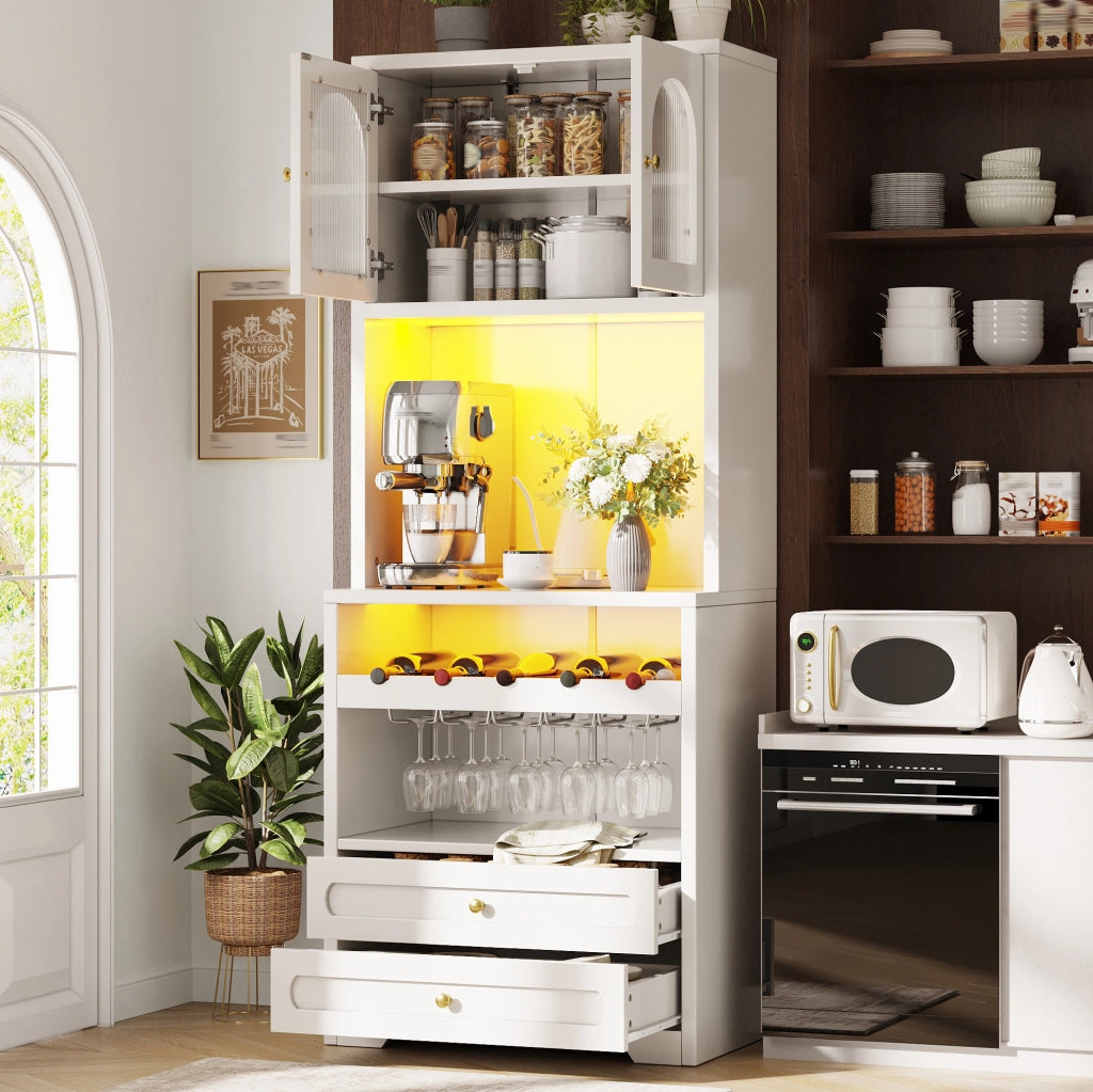 Highboard bianco con ante in vetro arcuate, illuminazione LED controllabile via app, supporto vino, ripiani regolabili e porta USB, per soggiorno e sala da pranzo
