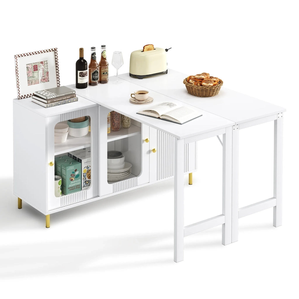 Credenza moderna bianca con ante scorrevoli in vetro e motivo ondulato, piano tavolo ribaltabile ed estensibile con superficie girevole, gambe in metallo oro. Per cucina e sala da pranzo