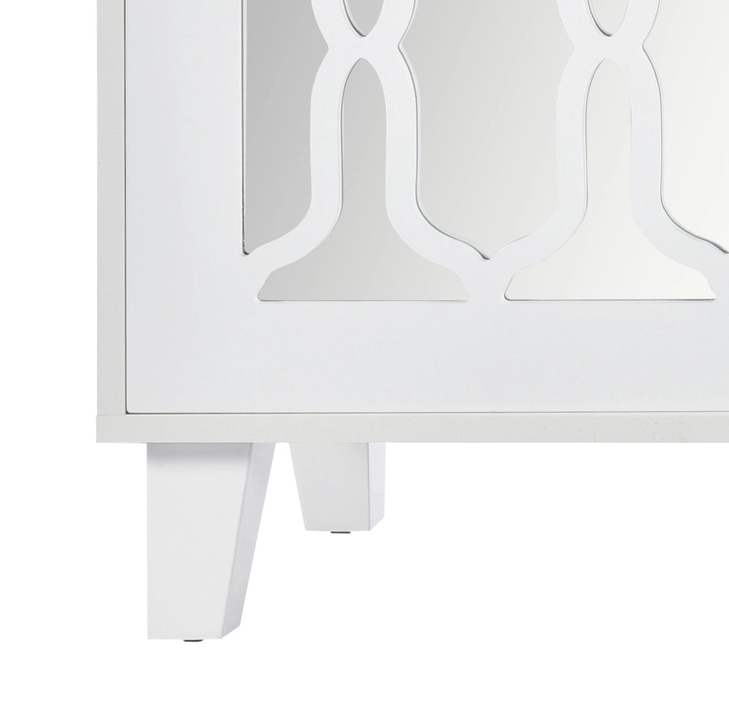 Credenza bianca con superficie a specchio; 4 ante e ripiano interno mobile; 160 x 40 x 84 cm
