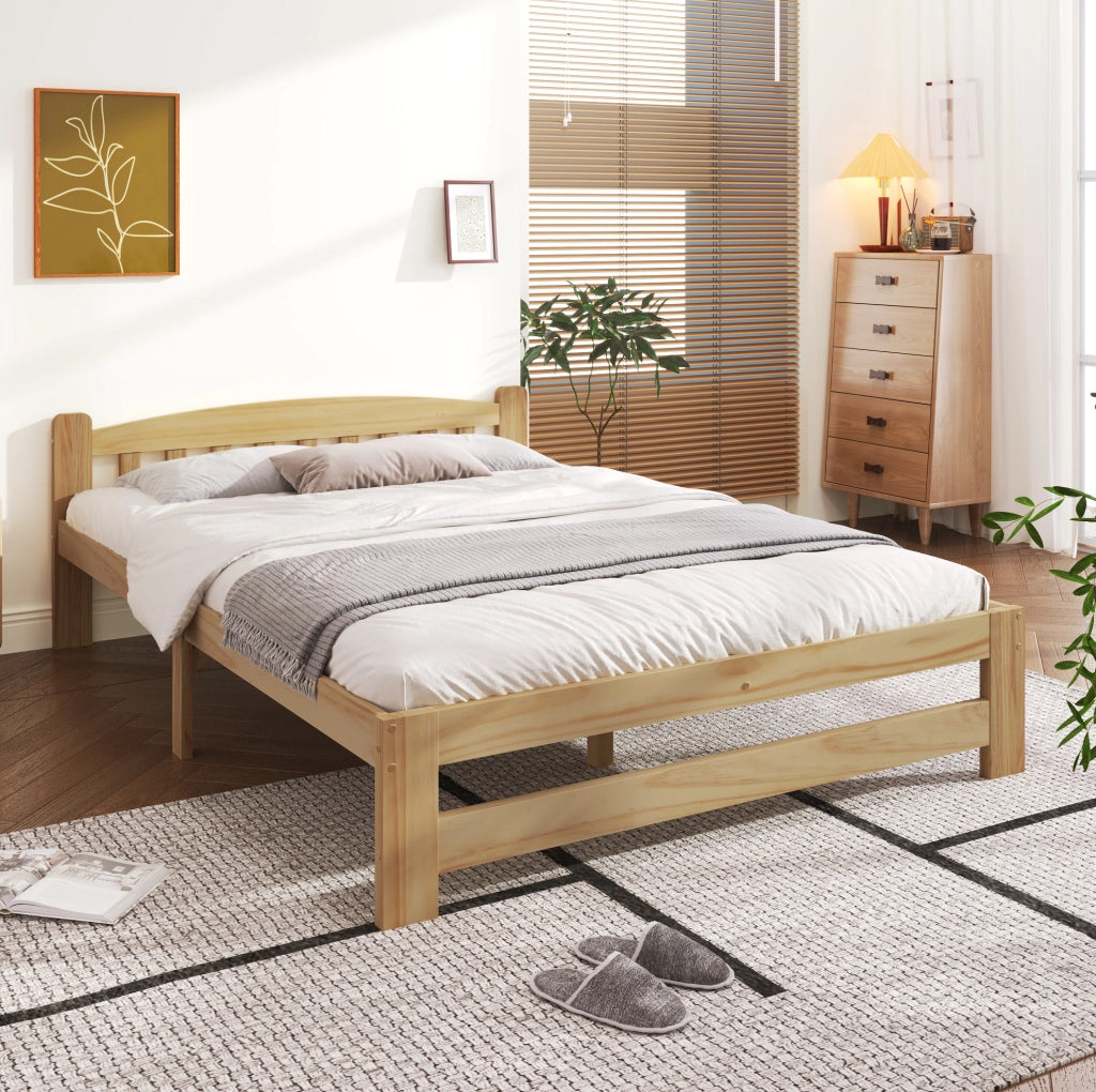 Letto matrimoniale 140x200 cm in legno massello di pino; colore naturale con testiera e doghe