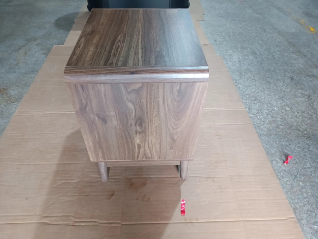 Comodino in stile Mid-Century con intagli geometrici, due cassetti, finitura noce e maniglie in metallo dorato