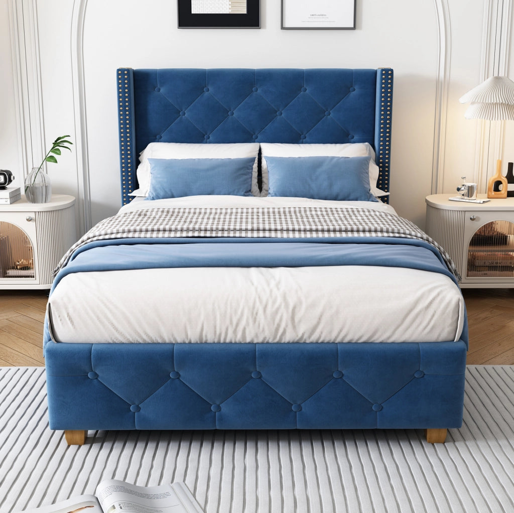 Letto imbottito in velluto blu 90x200 cm; testiera con bottoni e borchie; 12 doghe