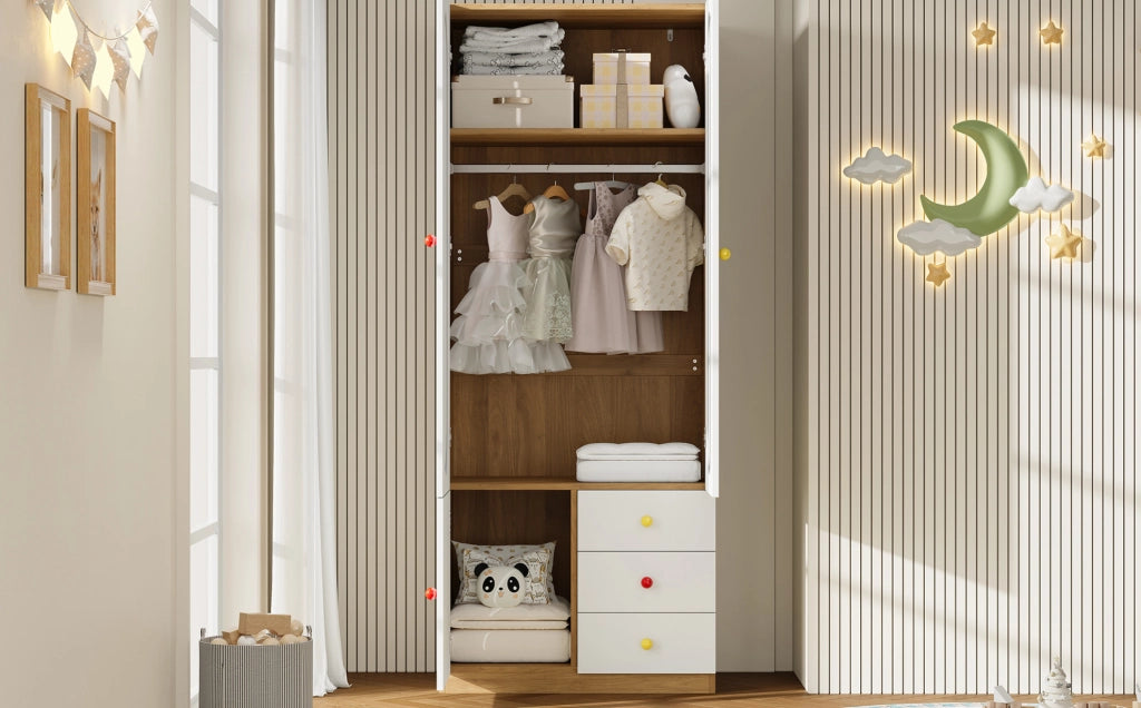 Armadio guardaroba bianco per bambini con 2 ante, 3 cassetti, bastone appendiabiti e maniglie in ceramica colorata, 80x50x200 cm