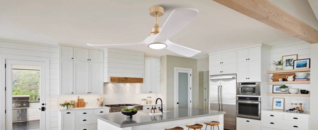 Ventilatore da soffitto con luce da 52 pollici bianco e oro con 3 pale ABS; motore DC reversibile e telecomando