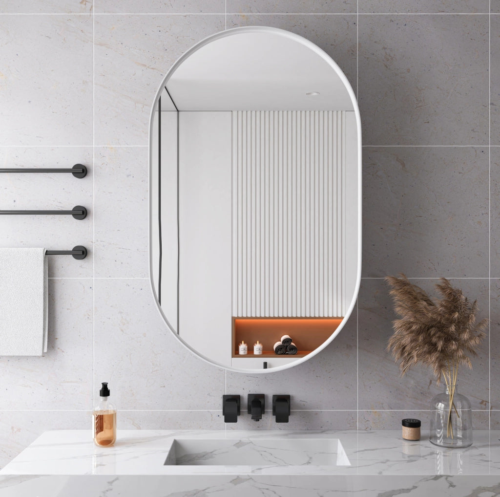 Mobiletto da bagno a incasso con specchio ovale, telaio metallico e ripiani regolabili, bianco