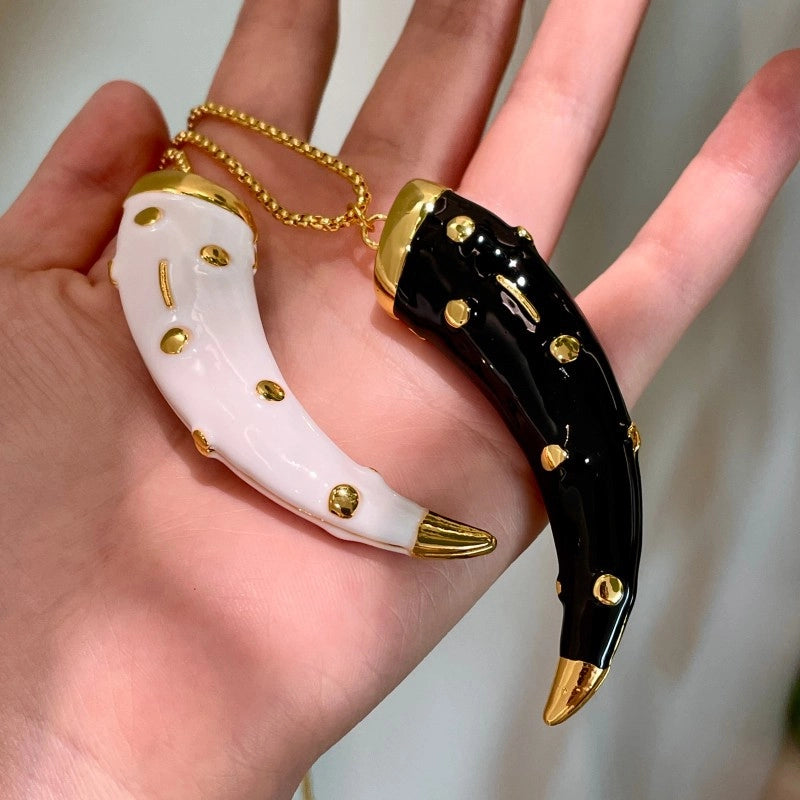 Collana con pendente a forma di corno di toro a doppia faccia dal design di nicchia, lunga catena da maglione vintage.