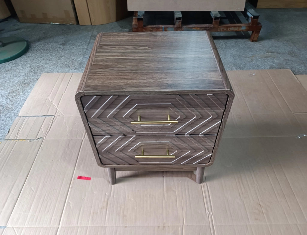 Comodino in stile Mid-Century con intagli geometrici, due cassetti, finitura noce e maniglie in metallo dorato