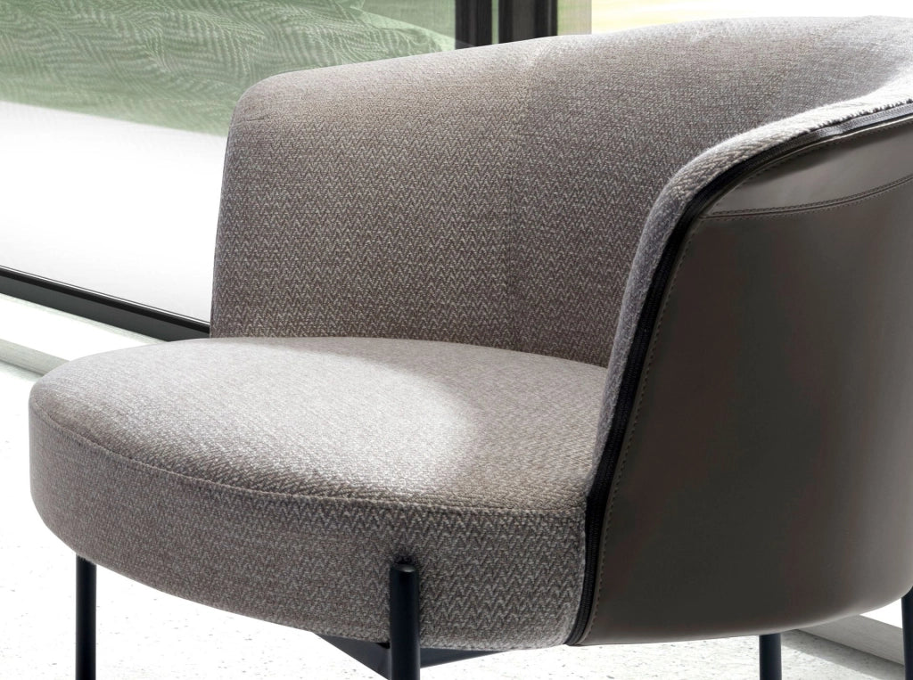 Poltrona in tessuto grigio e similpelle grigio scuro