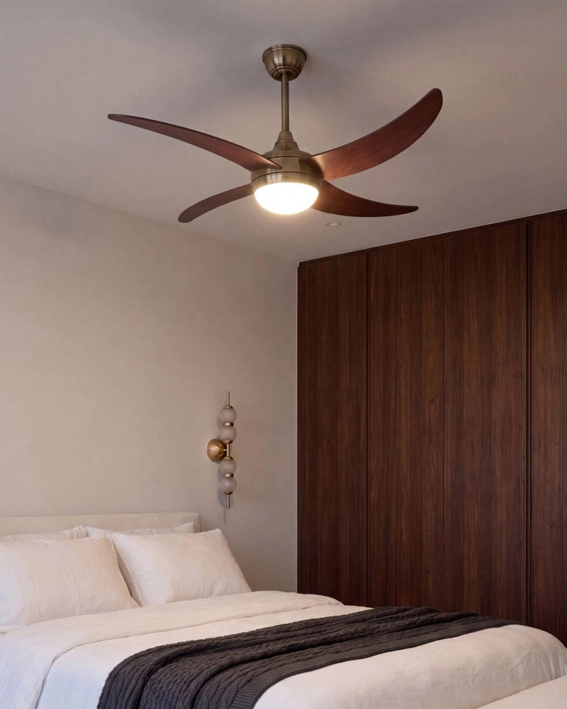 Ventilatore da soffitto a LED con base in ottone, pale in materiale sintetico effetto legno, timer con telecomando