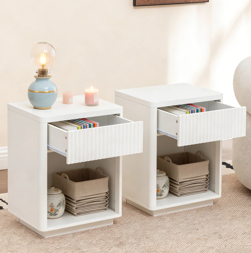 Set da 2 Comodini con Cassetto e Ripiano Aperto, Tavolino da Camera con Design a Pannelli Increspati, Struttura in Legno Robusto 63,5x38x46,5 cm