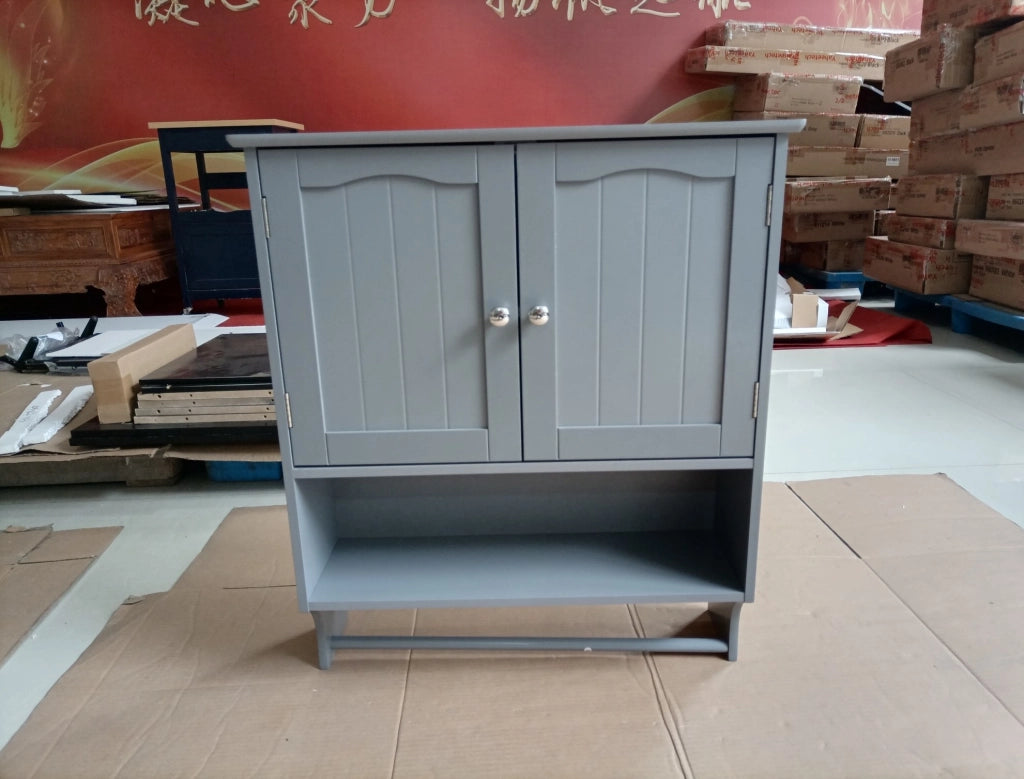 Mobiletto da bagno a muro con portasalviette, 2 sportelli e ripiani aperti in MDF grigio chiaro, 56,8 x 19 x 70 cm