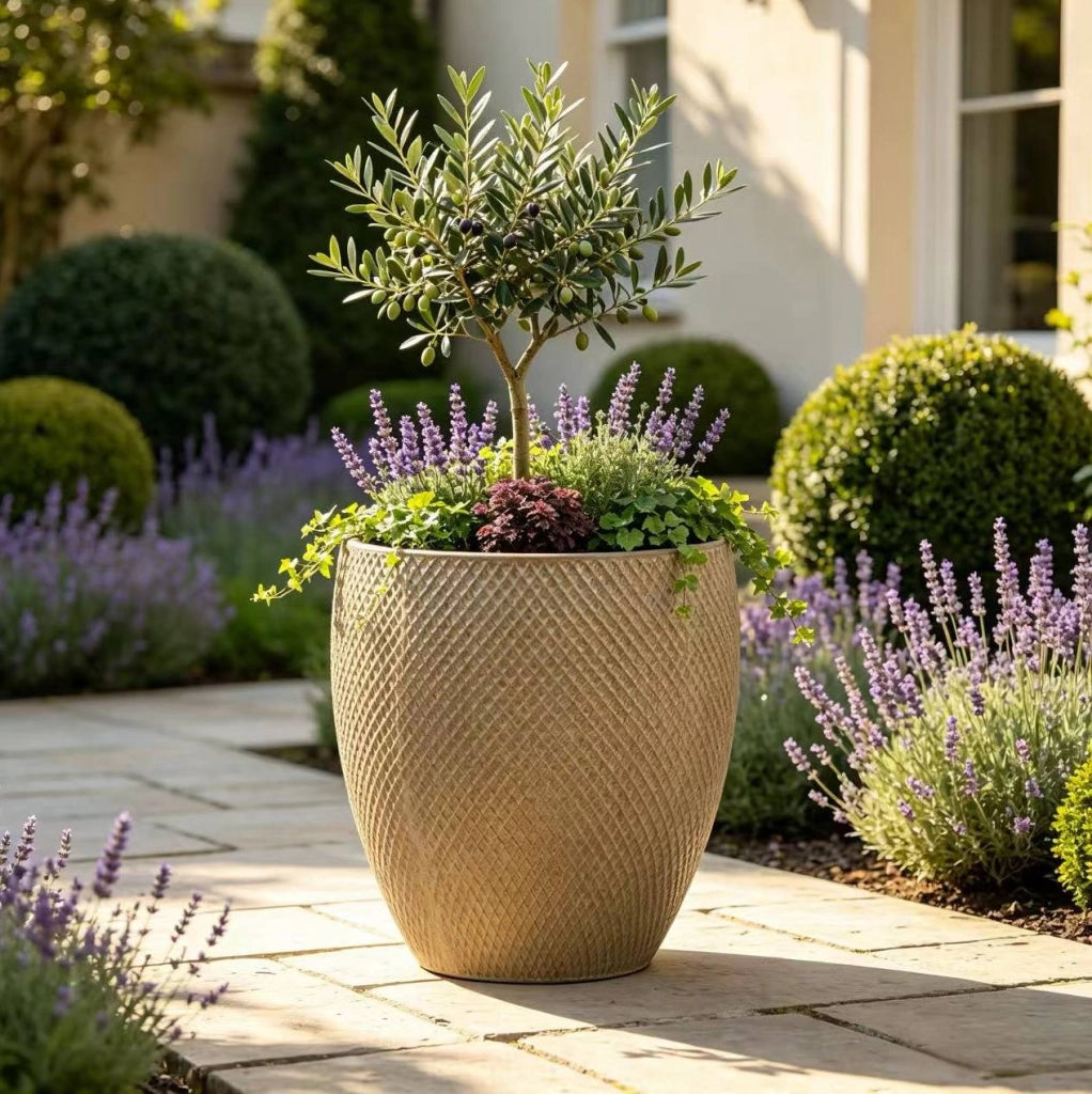 Vaso per piante grande in ceramica beige con rilievo a rombi e fori di drenaggio per esterni