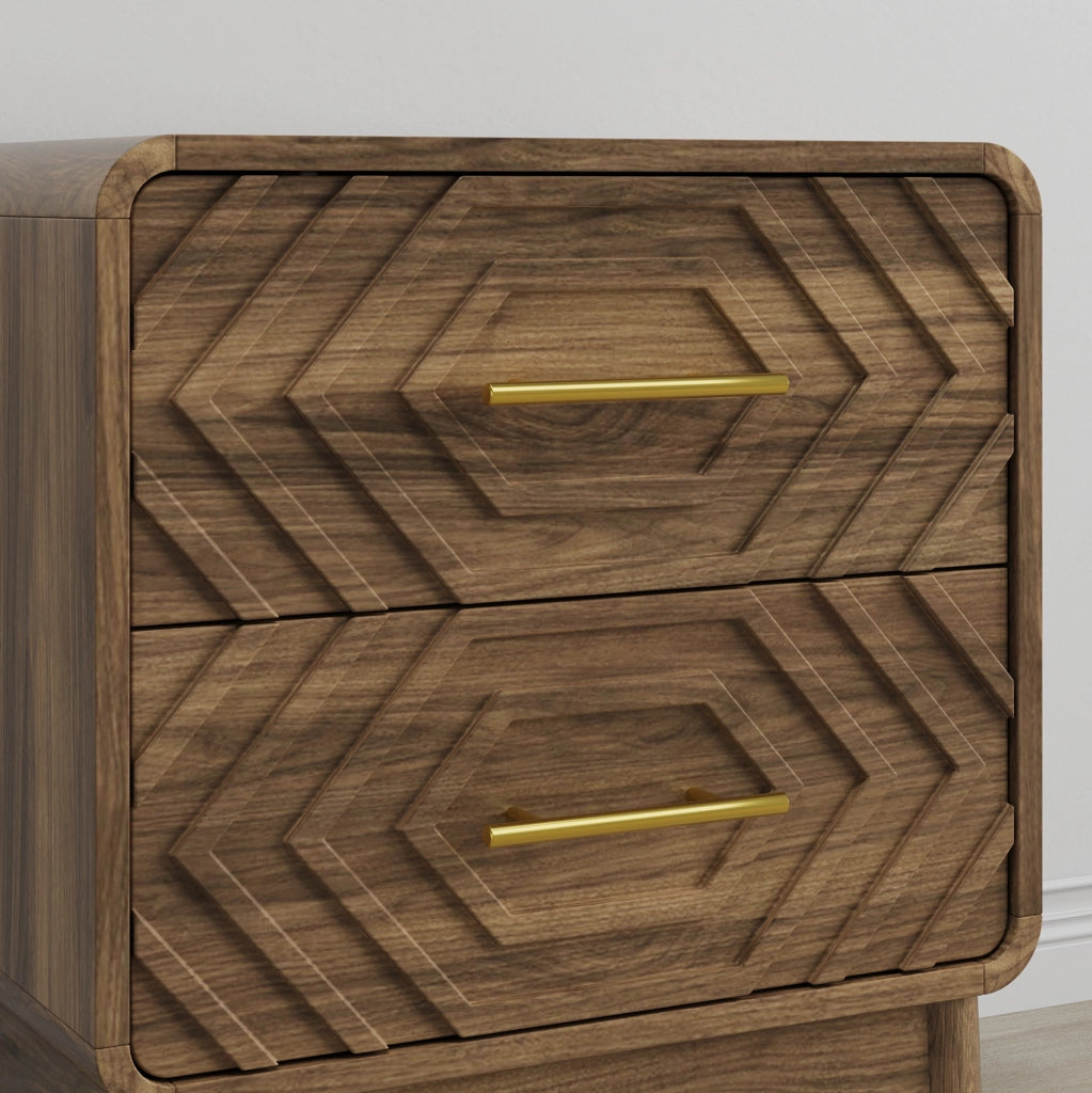 Comodino in stile Mid-Century con intagli geometrici, due cassetti, finitura noce e maniglie in metallo dorato