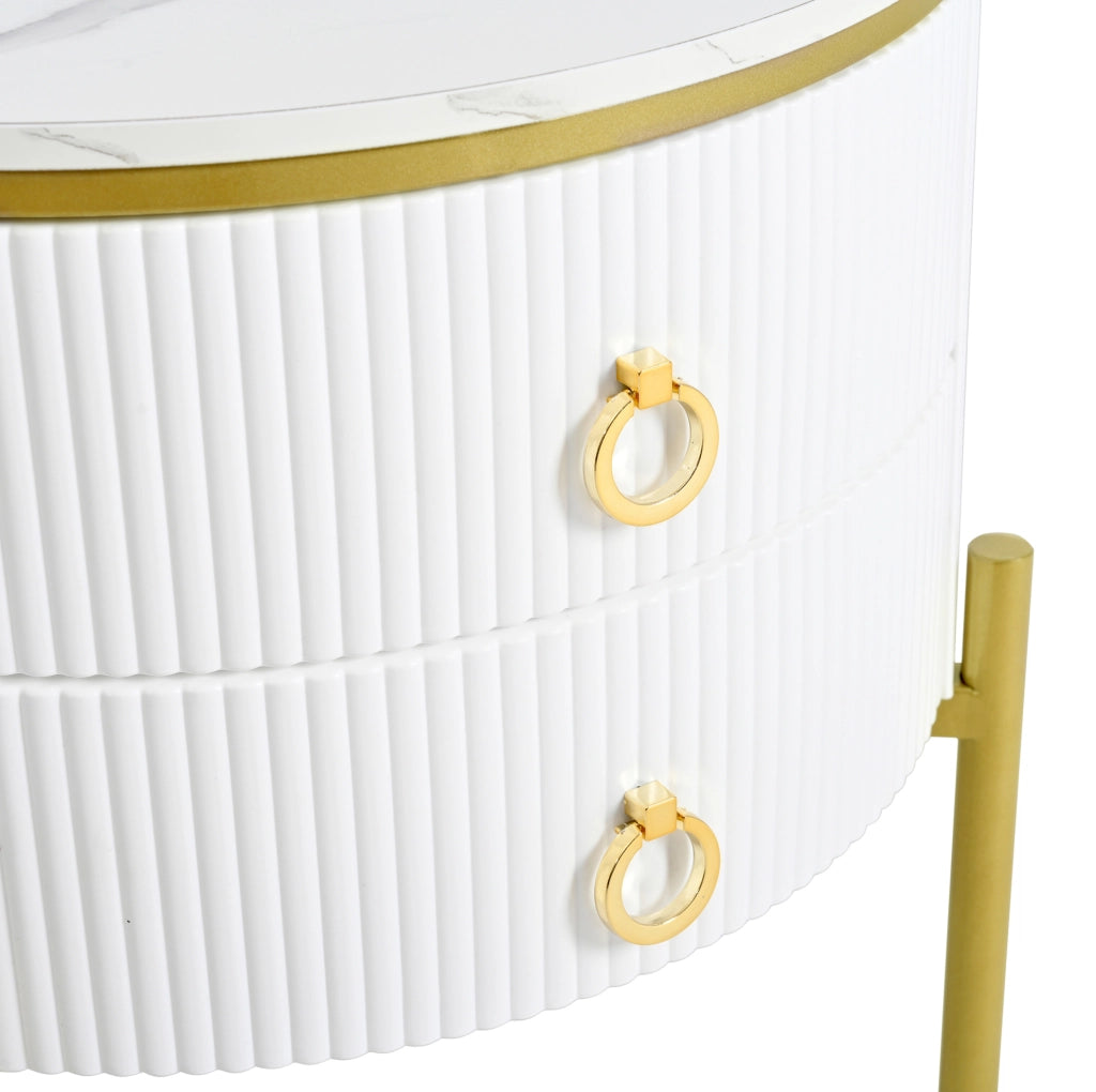Tavolino laterale ULEVR ?50x51 cm con 2 cassetti, gambe regolabili e finitura effetto marmo bianco e oro