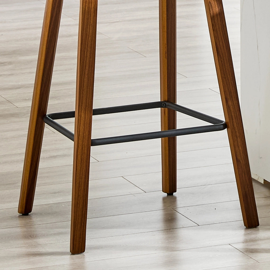 Set 2 sgabelli da bar con braccioli in tessuto teddy bianco e gambe in legno HOMVRA