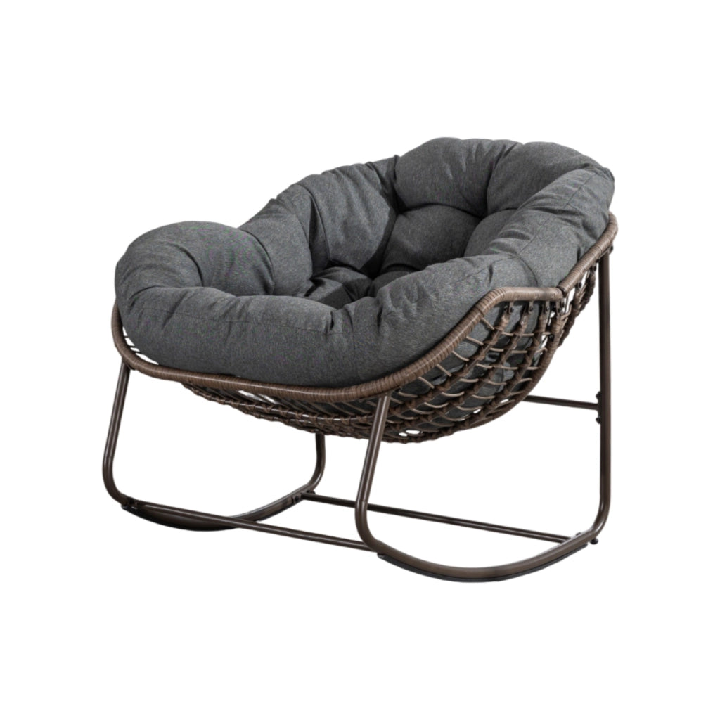 Desviae Sedia a dondolo oversize in rattan sintetico con struttura in acciaio grigio e cuscino spesso 78 × 106 × 90 cm