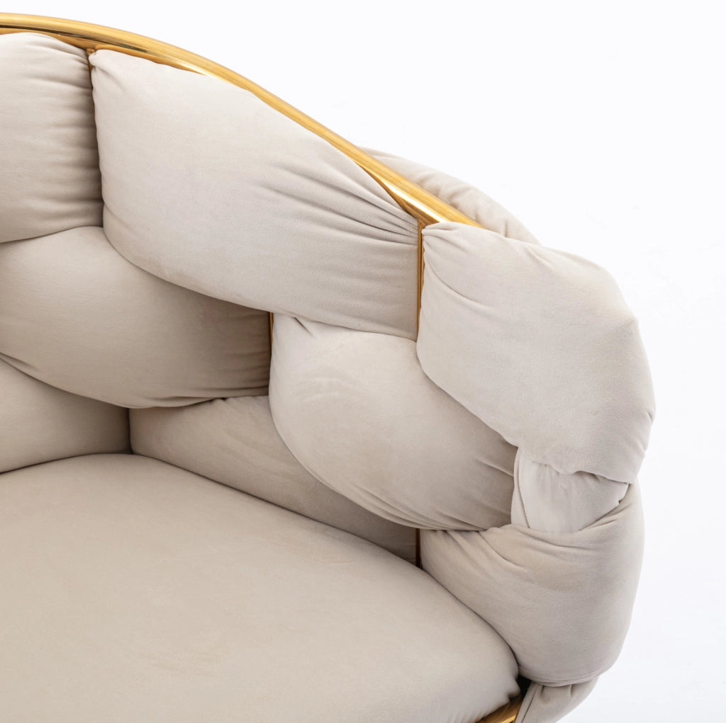 Poltrona moderna in velluto beige con gambe dorate