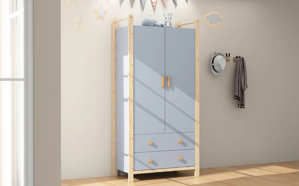 Set guardaroba combinato con ante doppie, appendiabiti e cassetti, struttura in abete, finitura blu e legno naturale, altezza 180 cm