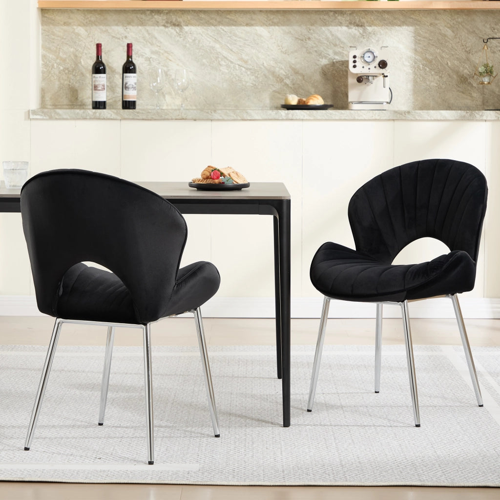 Sedia da pranzo in velluto nero con struttura in metallo, schienale curvo e design senza braccioli