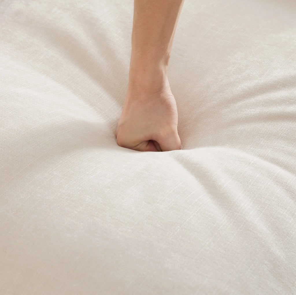 Pouf Windsor in tessuto chenille bianco con dettagli argentati