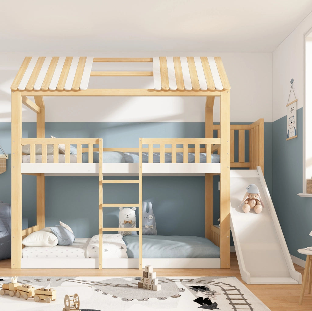 Letto a Castello per Bambini 90x200 cm in Legno con Tetto a Spiovente, Scivolo da 35 cm e Scaffale, Bianco e Naturale