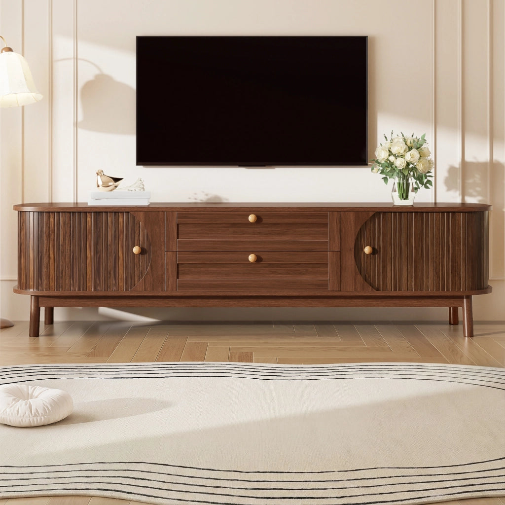 Mobile TV con ante scorrevoli e cassetti in MDF noce; gambe in legno e maniglie metalliche 170 × 39.5 × 46 cm