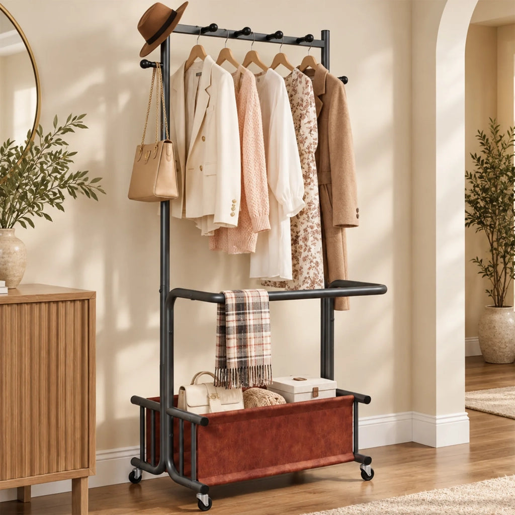Appendiabiti in metallo con ruote, design multi-gancio e grande cesto porta indumenti in tessuto. Versatile per camera da letto, ingresso e lavanderia