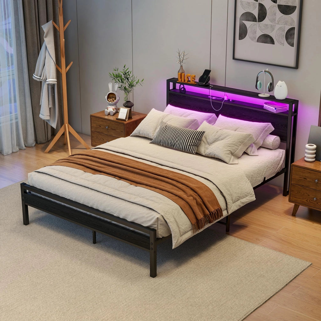 Letto matrimoniale 140 × 200 cm con testiera a ripiani in metallo e MDF nero con USB e presa integrata