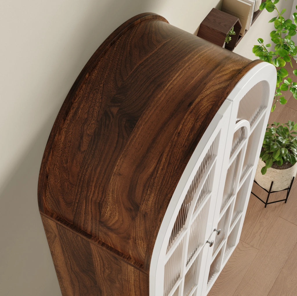 Vetrina ad arco 165 cm con ante doppie in vetro rigato, 3 ripiani, MDF e metallo, colori noce e bianco