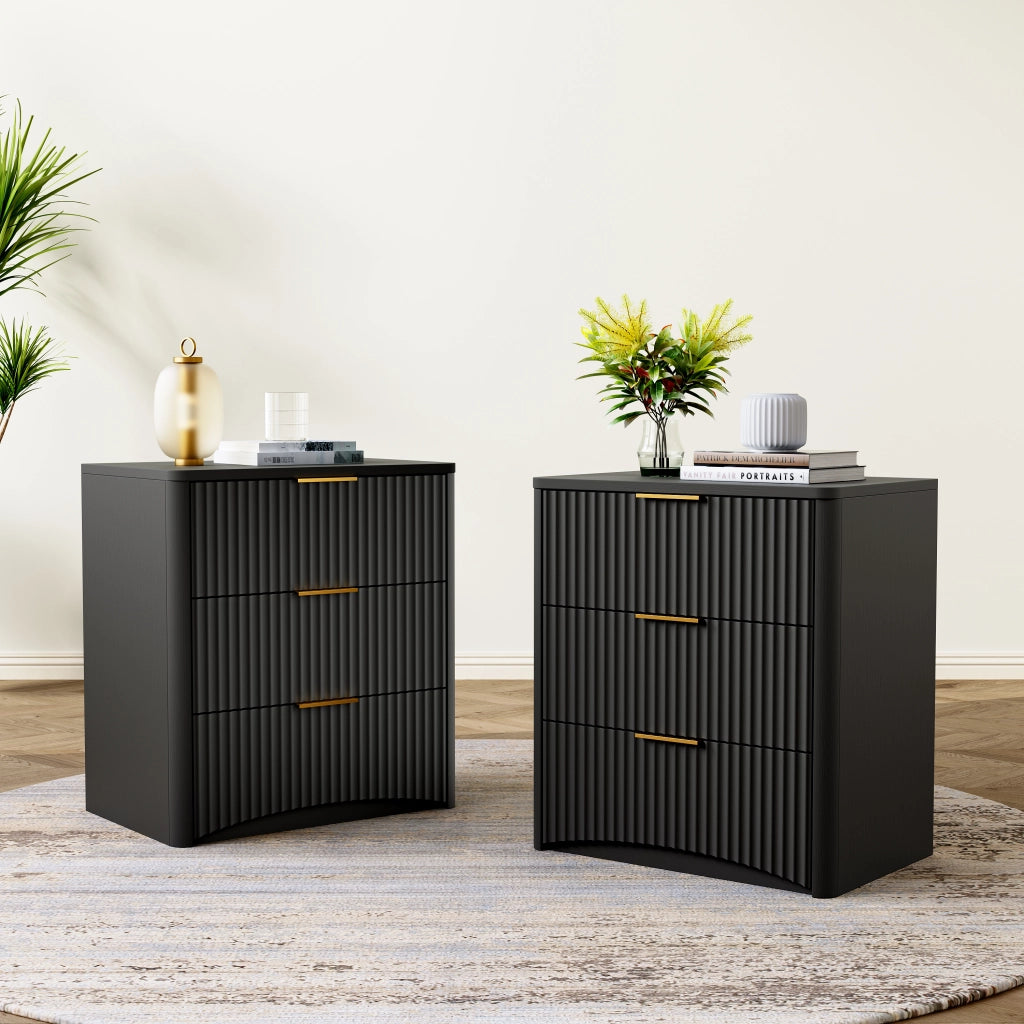 Comodino con 3 cassetti a chiusura ammortizzata in MDF nero con maniglie dorate e angoli arrotondati 58 × 38 × 64 cm
