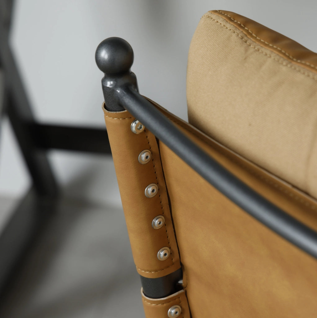 Sedia Accent in Stile Mid Century Modern con Rivestimento in Pelle e Struttura in Metallo Nero
